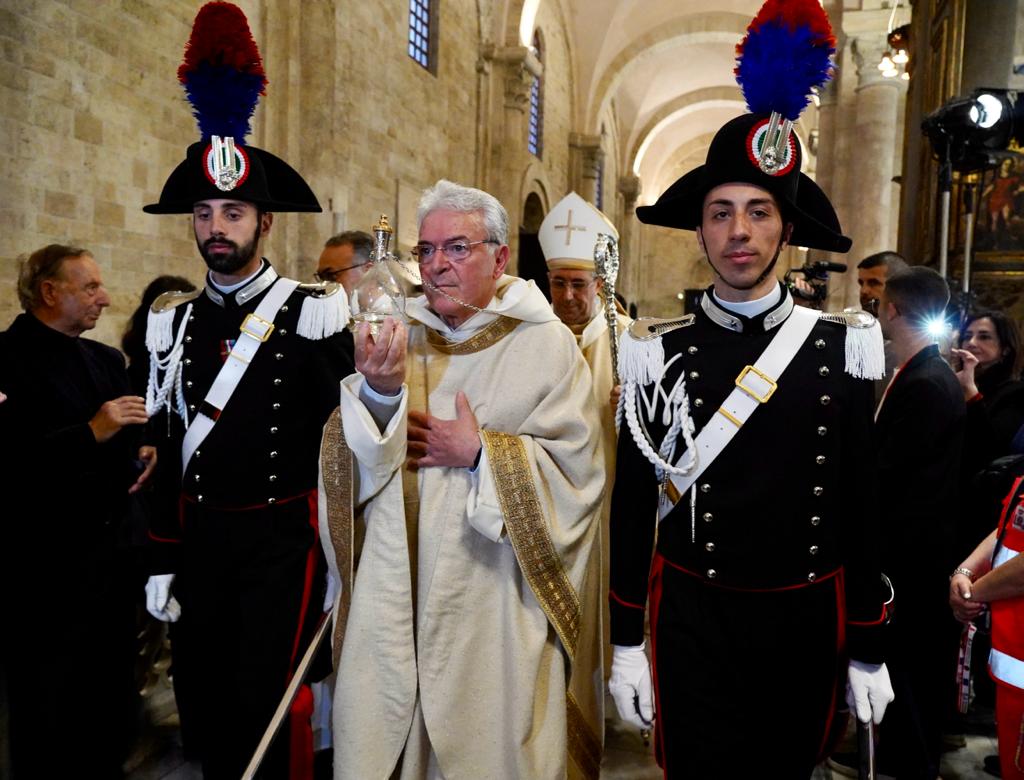 Galleria EMILIANO ALLA CELEBRAZIONE EUCARISTICA PER IL PRELIEVO DELLA MANNA DI SAN NICOLA - Diapositiva 1 di 16