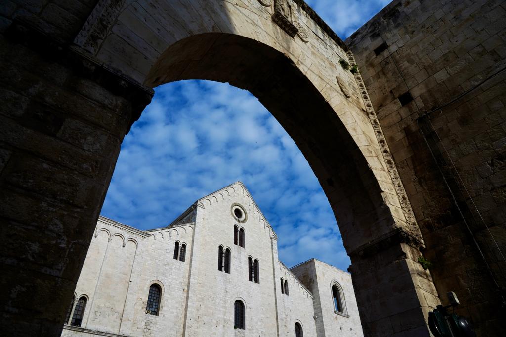 Galleria EMILIANO ALLA CELEBRAZIONE EUCARISTICA PER IL PRELIEVO DELLA MANNA DI SAN NICOLA - Diapositiva 14 di 16