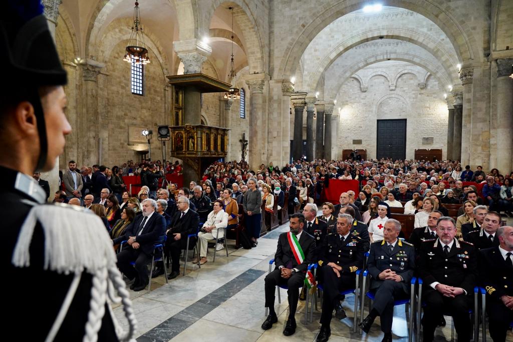 Galleria EMILIANO ALLA CELEBRAZIONE EUCARISTICA PER IL PRELIEVO DELLA MANNA DI SAN NICOLA - Diapositiva 11 di 16