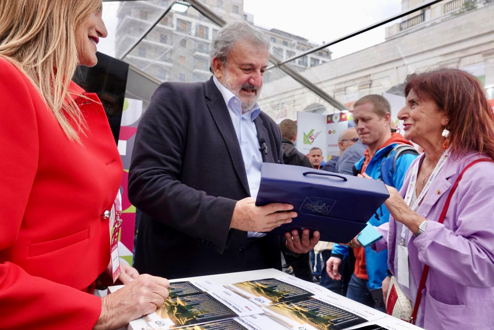 Galleria Il presidente Emiliano in visita al Villaggio Delle Regioni - Diapositiva 5 di 10