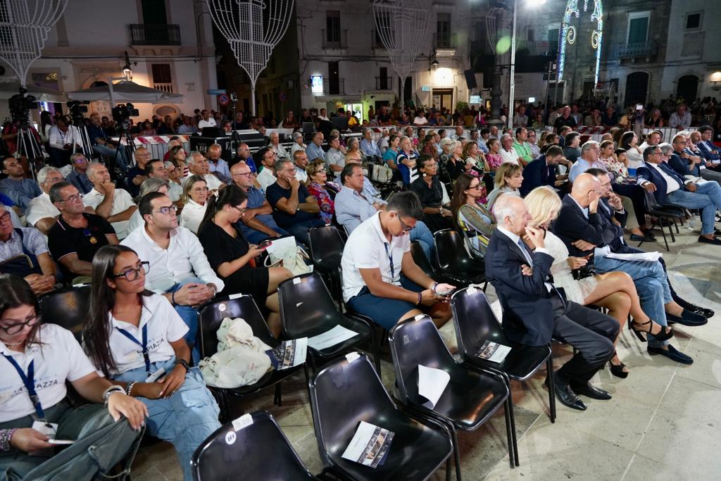 Galleria EMILIANO ALLA SERATA FINALE DE “LA PIAZZA” A CEGLIE MESSAPICA: “CON LA RIMODULAZIONE DEL PNRR LA PUGLIA PERDE 1 MILIARDO, MA ANCHE LA DISPONIBILITÀ DEL FONDO SVILUPPO E COESIONE”  - Diapositiva 3 di 9