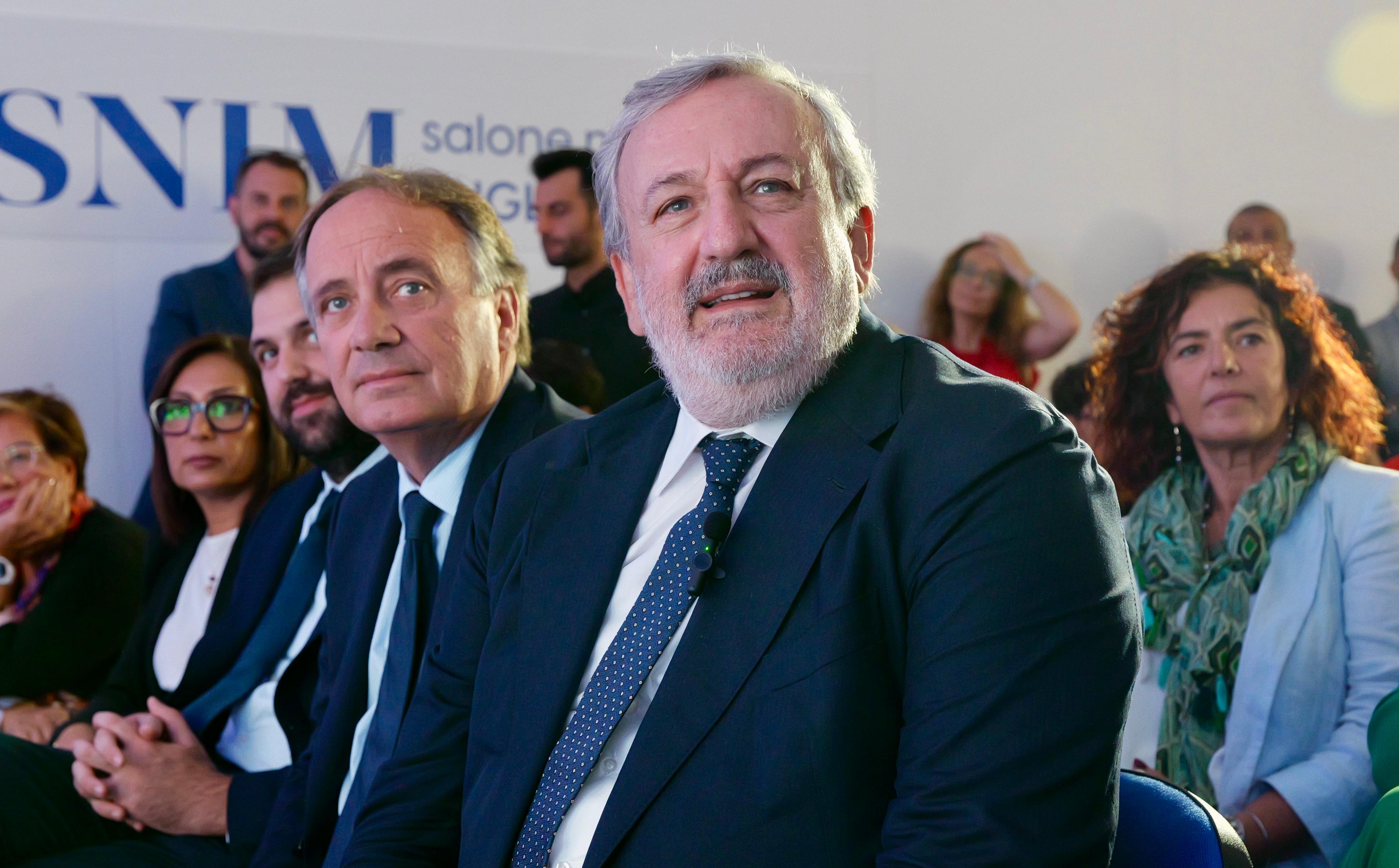 Galleria EMILIANO E LEO ALLA GIORNATA CONCLUSIVA DEL SALONE NAUTICO DI PUGLIA: “BRINDISI HA RISPOSTO BENISSIMO CON LE SCUOLE, LE IMPRESE E GLI ORGANIZZATORI”. - Diapositiva 1 di 4