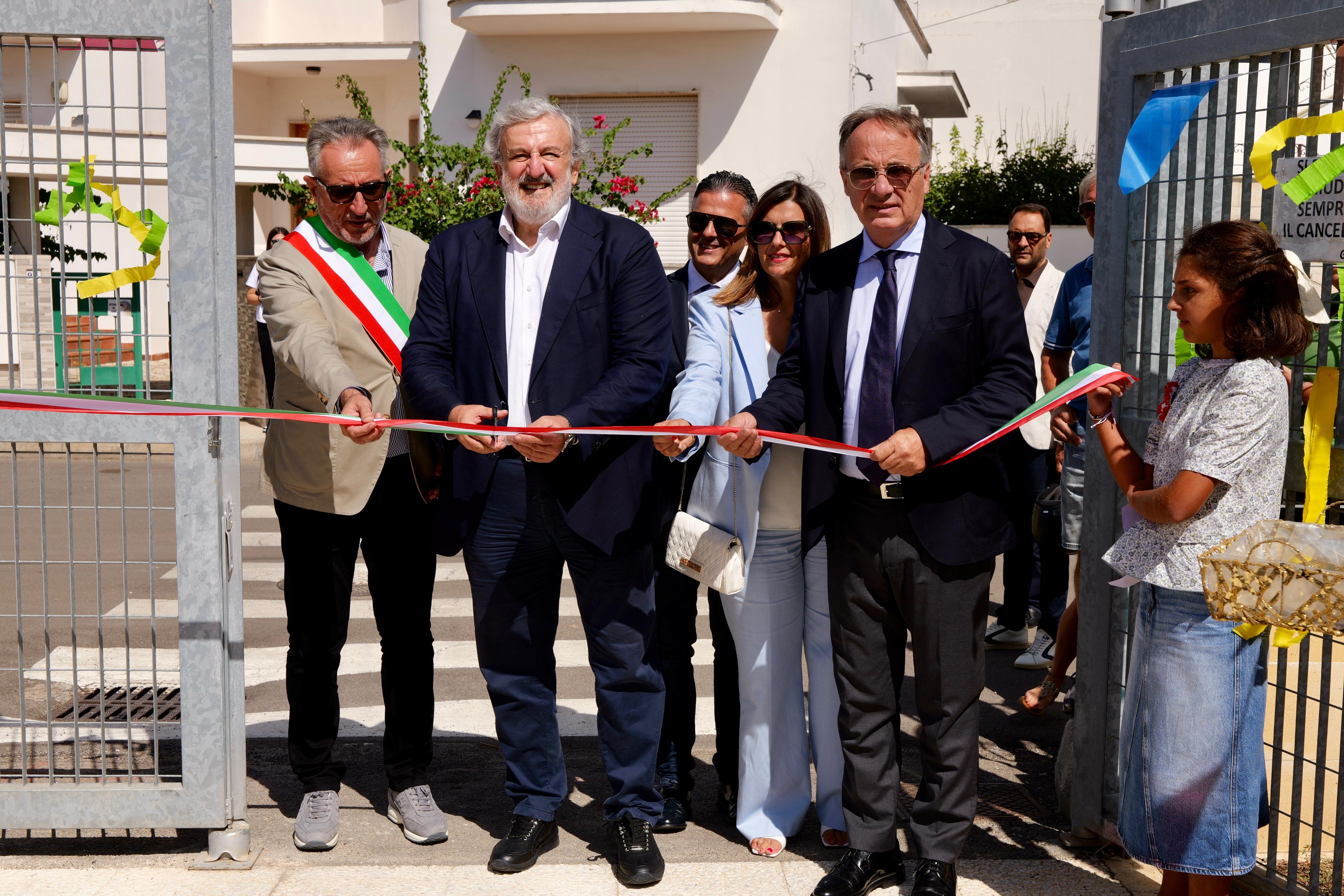 Galleria Apertura anno scolastico, Emiliano e Leo a Guagnano e Salice Salentino: “Ringrazio la scuola pubblica che incarna i principi di uguaglianza di libertà” - Diapositiva 2 di 14