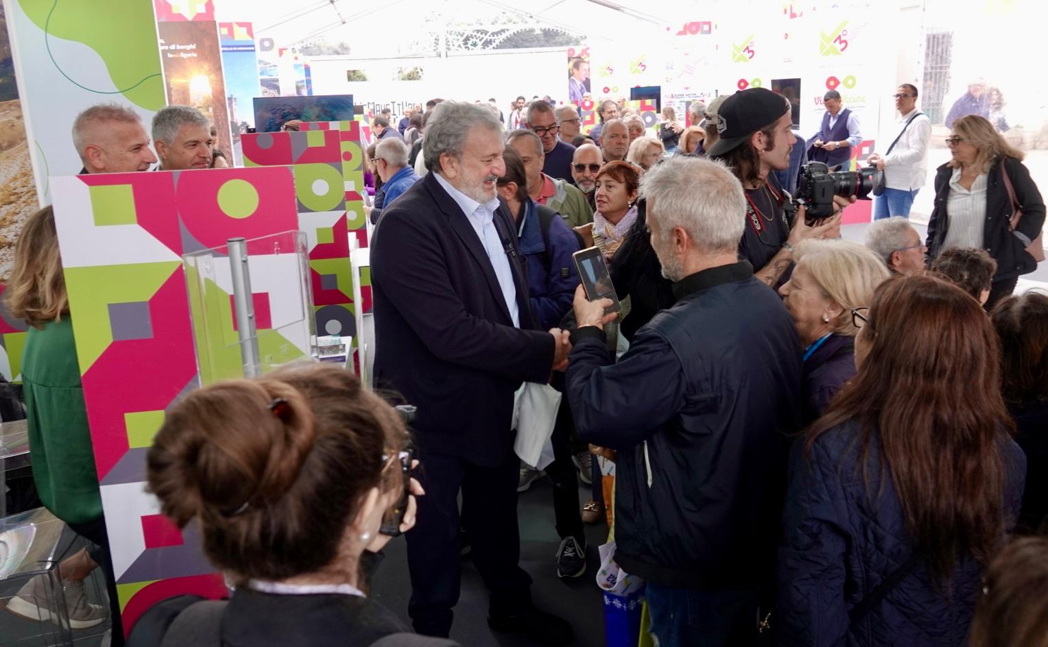 Galleria Il presidente Emiliano in visita al Villaggio Delle Regioni - Diapositiva 2 di 10