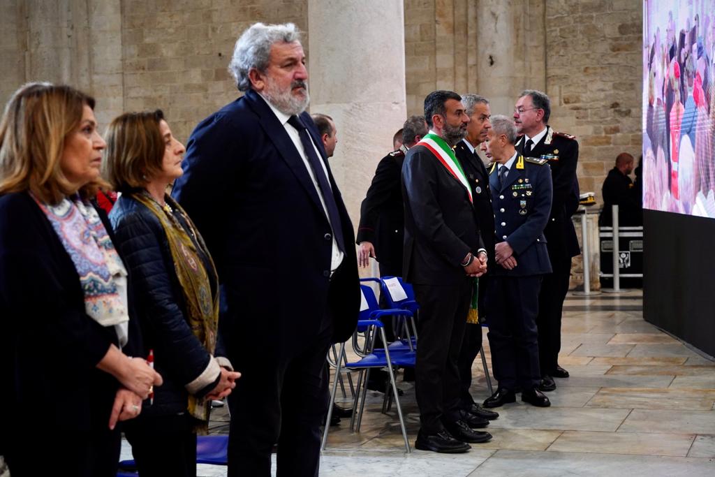 Galleria EMILIANO ALLA CELEBRAZIONE EUCARISTICA PER IL PRELIEVO DELLA MANNA DI SAN NICOLA - Diapositiva 3 di 16