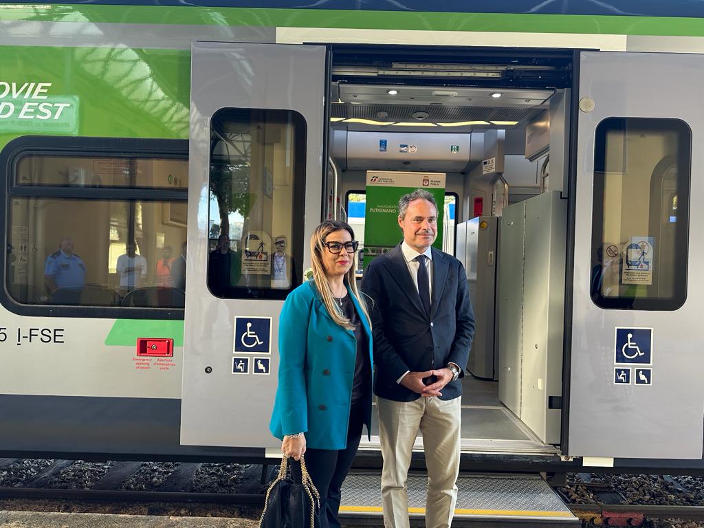 Galleria Maurodinoia: “Oggi FSE fa partire un treno elettrico verde, anche nella livrea, a conferma del nostro impegno verso la sostenibilità dei trasporti” - Diapositiva 3 di 7