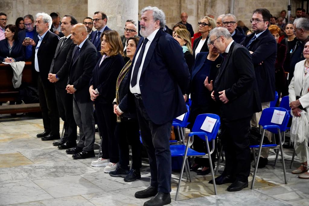 Galleria EMILIANO ALLA CELEBRAZIONE EUCARISTICA PER IL PRELIEVO DELLA MANNA DI SAN NICOLA - Diapositiva 15 di 16