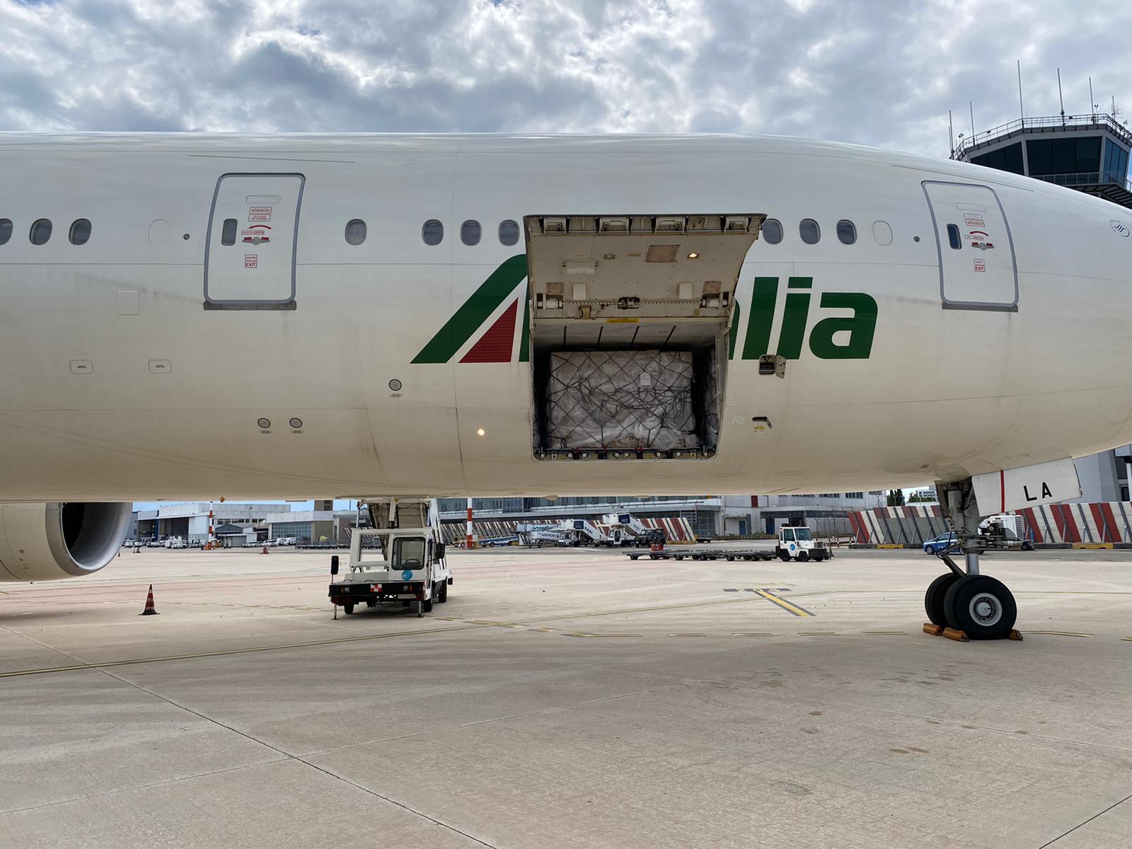 Galleria Centomila tute dpi arrivate oggi a Bari comprate  da Protezione Civile regionale - Diapositiva 9 di 11