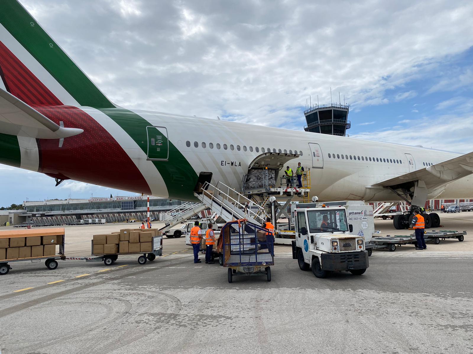 Galleria Centomila tute dpi arrivate oggi a Bari comprate  da Protezione Civile regionale - Diapositiva 5 di 11