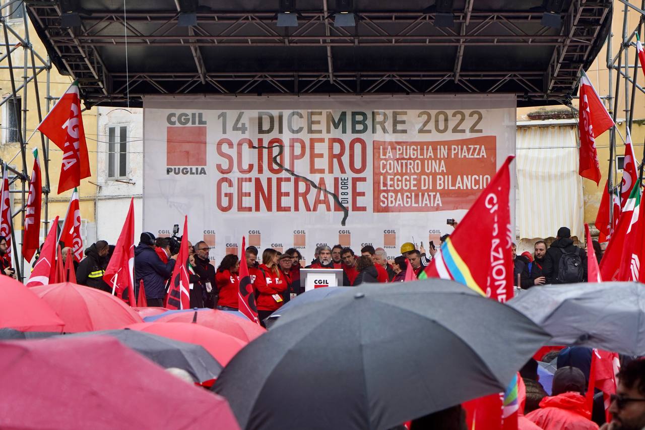 Galleria Emiliano alla manifestazione Cgil Puglia: “Manovra del Governo contro la povera gente e le imprese perbene” - Diapositiva 7 di 8