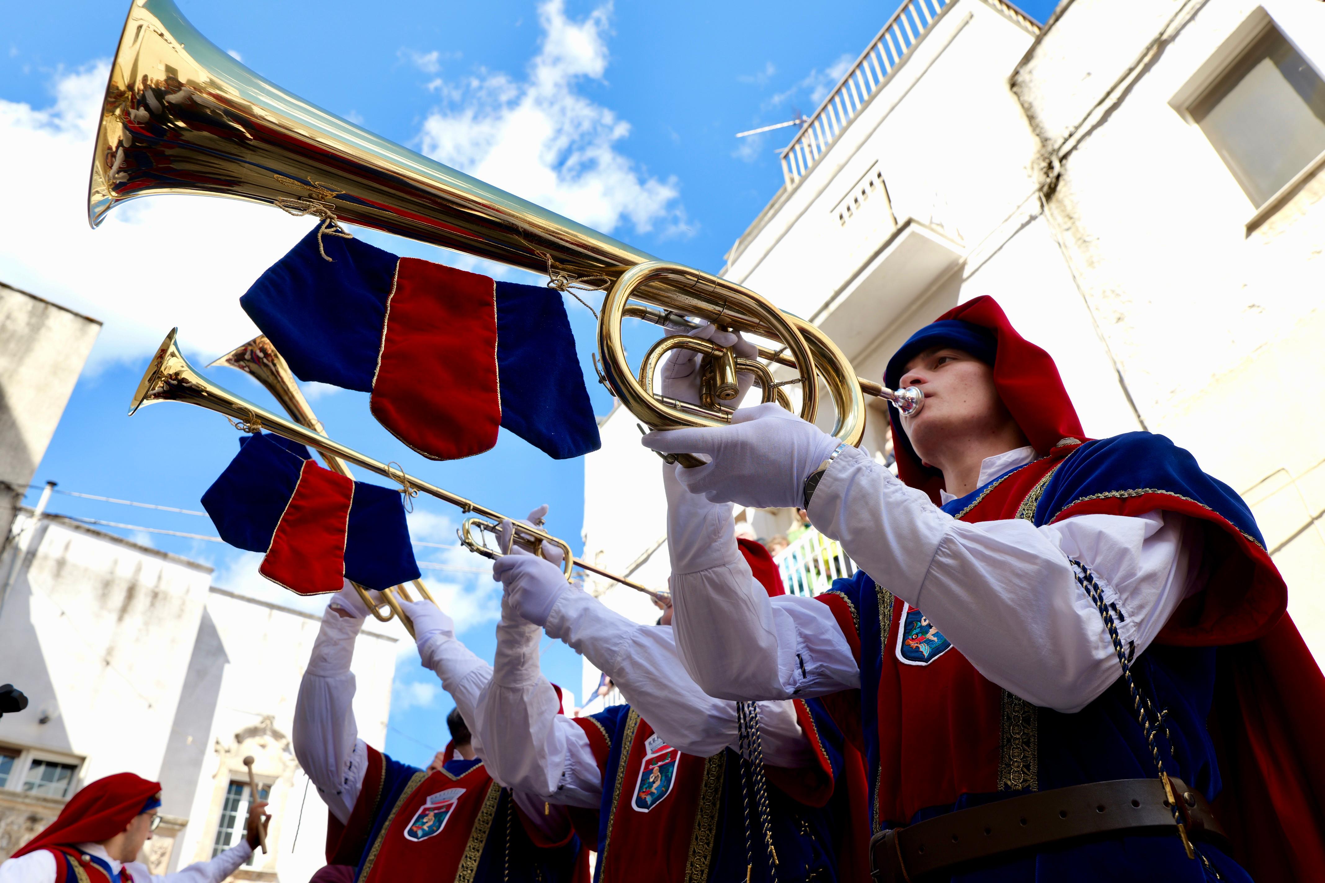 Galleria Cultura e Tradizione: Emiliano a celebrazione della 'Nzegna di Carovigno - Diapositiva 8 di 12