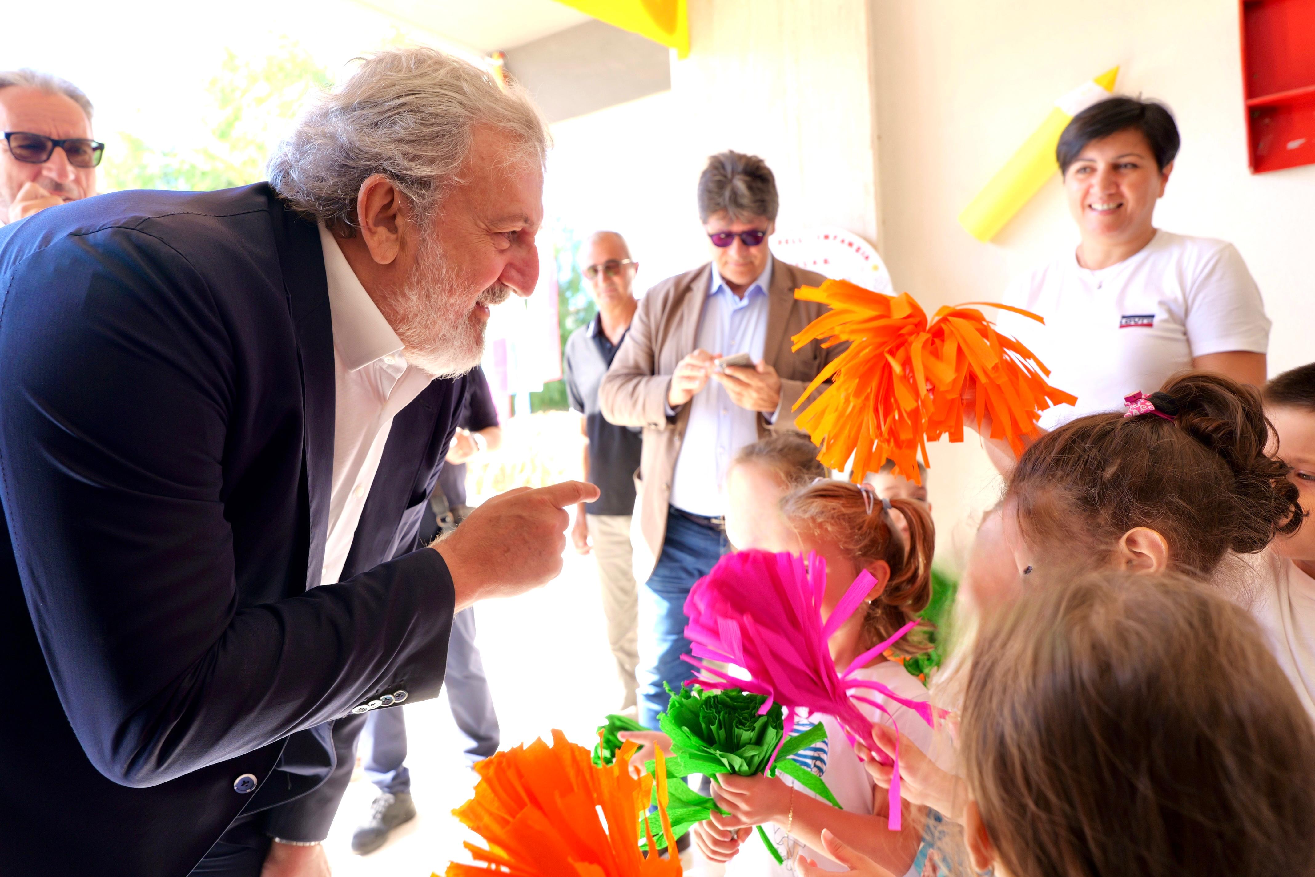 Galleria Apertura anno scolastico, Emiliano e Leo a Guagnano e Salice Salentino: “Ringrazio la scuola pubblica che incarna i principi di uguaglianza di libertà” - Diapositiva 10 di 14