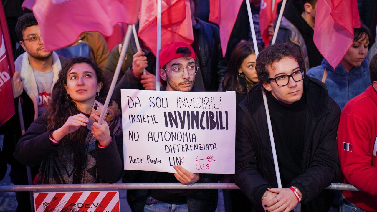 Galleria AUTONOMIA DIFFERENZIATA, EMILIANO ALLA MANIFESTAZIONE IN PIAZZA CASTELLO A BARI: “QUESTO PATTO SCELLERATO DI GOVERNO VA ASSOLUTAMENTE FERMATO. È UNA BEFFA INACCETTABILE” - Diapositiva 5 di 14