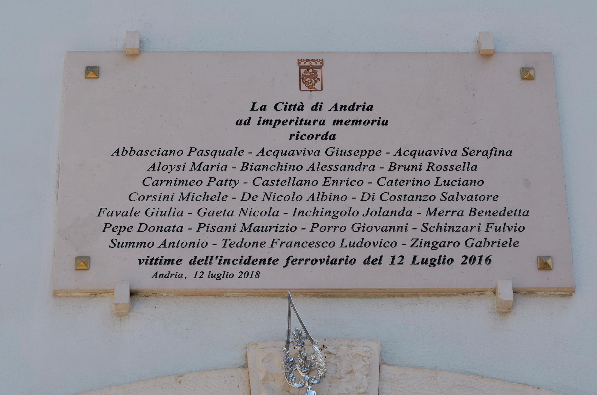 Galleria Emiliano e Ciliento alla commemorazione delle vittime della strage dei treni Andria- Corato del 12 luglio 2016 - Diapositiva 6 di 7
