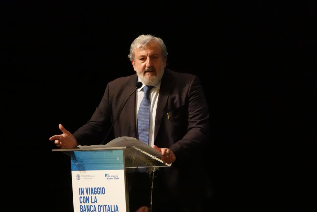 Galleria EMILIANO ALL’EVENTO BANCA D’ITALIA: “È UNA REGIONE CON I CONTI A POSTO E LANCIATA NEL FUTURO”. L’APPELLO AL GOVERNATORE VISCO: “ABBIAMO BISOGNO DI VOI PER I TANTISSIMI CHE VOGLIONO INVESTIRE IN PUGLIA” - Diapositiva 7 di 9