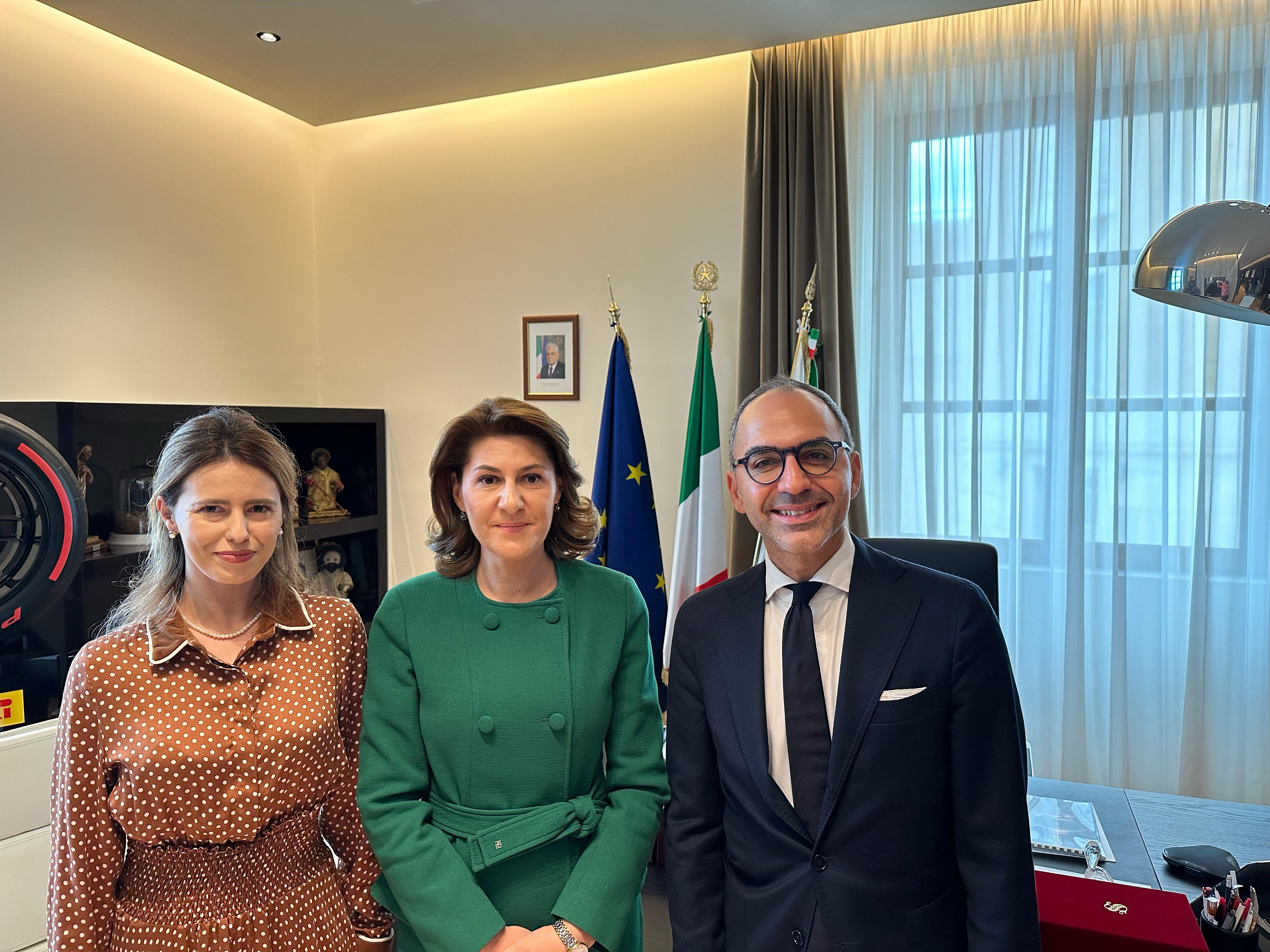 Galleria Il vice presidente della Regione Puglia Piemontese riceve  l’ambasciatrice di Romania in Italia - Diapositiva 4 di 4