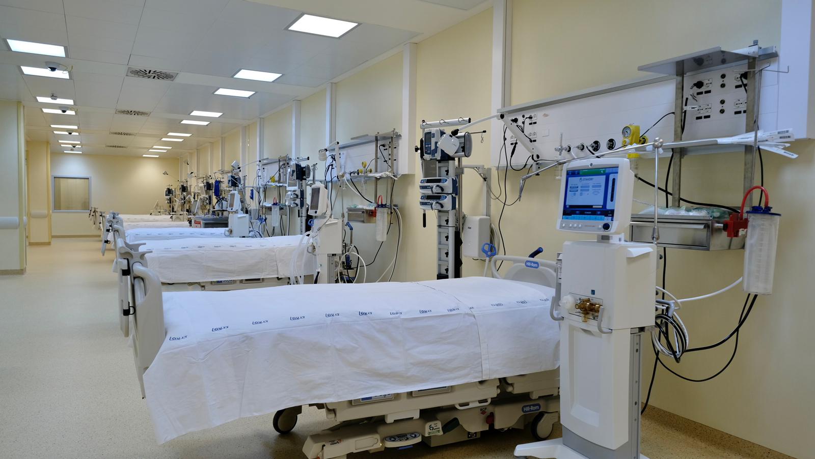 Galleria Potenziamento della rete ospedaliera. Attivati sedici posti di terapia intensiva respiratoria Covid al Dea “V. Fazzi” - Diapositiva 3 di 19