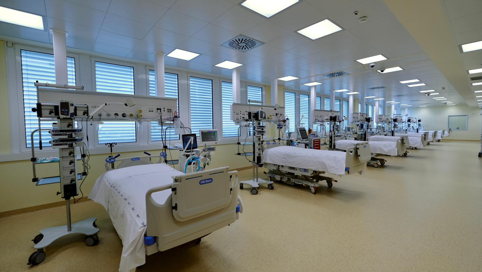 Galleria Potenziamento della rete ospedaliera. Attivati sedici posti di terapia intensiva respiratoria Covid al Dea “V. Fazzi” - Diapositiva 1 di 19