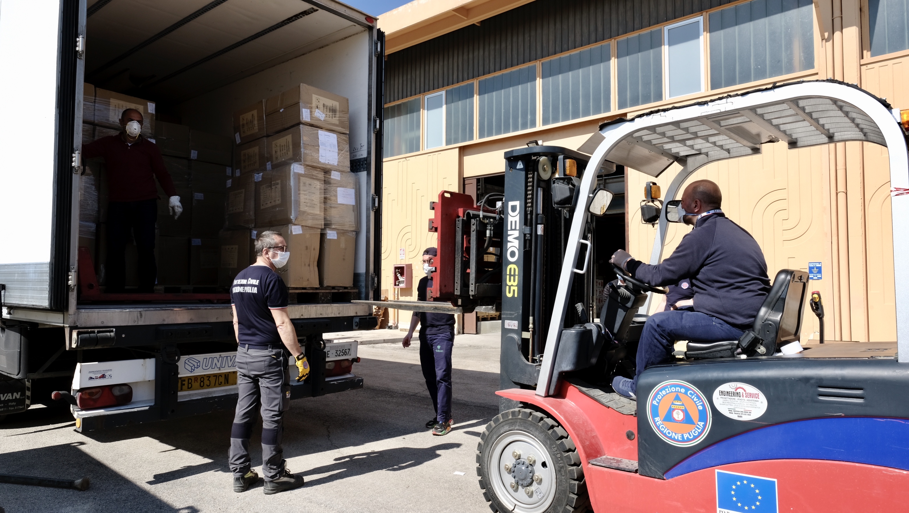 lo scarico del tir nel deposito della Protezione civile