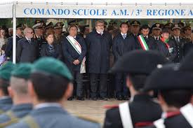 il presidente Emiliano a una celebrazione del 25 Aprile di qualche anno fa, al Sacrario dei Caduti Oltremare di Bari